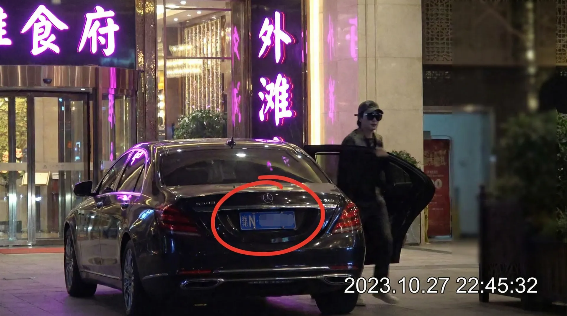 吃瓜暗网 - 豪车餐厅外被拍